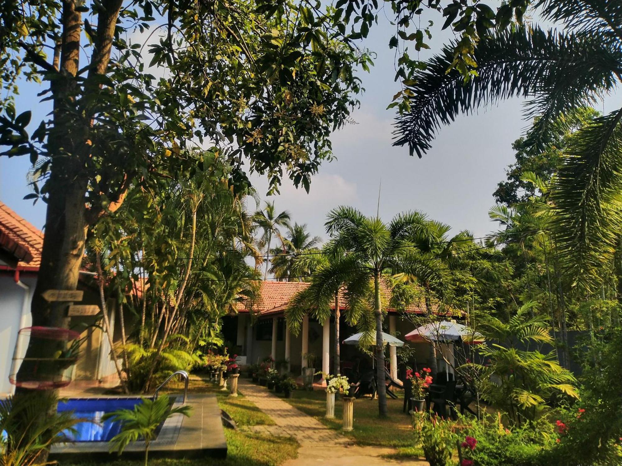 Blue Bell Hotel Negombo Exterior photo